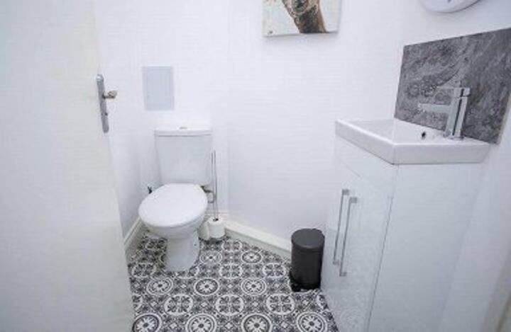 Amazing 3 Bedroom Home, Prime Bt1 Postcode And Centre Location Holiday home *