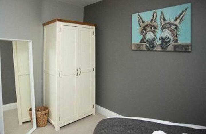 Amazing 3 Bedroom Home, Prime Bt1 Postcode And Centre Location Holiday home