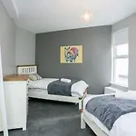 Amazing 3 Bedroom Home, Prime Bt1 Postcode And City Centre Location
