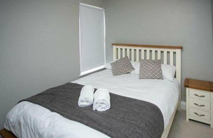 Amazing 3 Bedroom Home, Prime Bt1 Postcode And Centre Location Holiday home