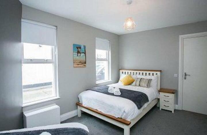 Amazing 3 Bedroom Home, Prime Bt1 Postcode And Centre Location Holiday home Belfast
