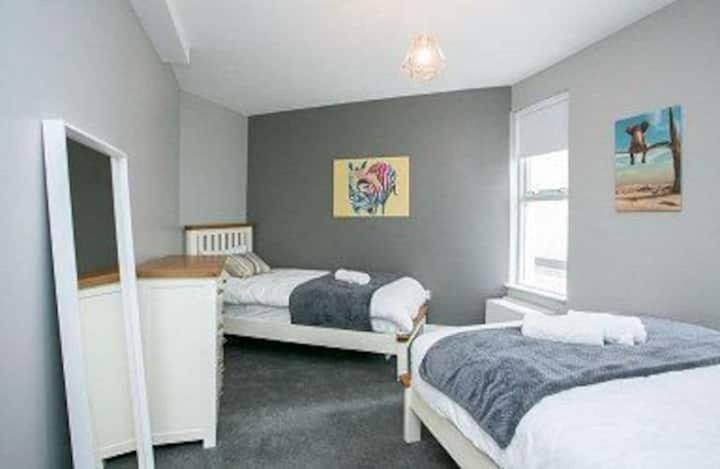 Amazing 3 Bedroom Home, Prime Bt1 Postcode And Centre Location Belfast
